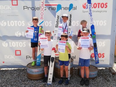 Zwycięzcy BGK Ski Lotos Cu na podium zawodów